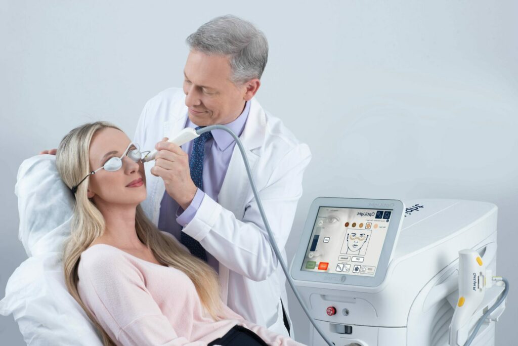 A male optometrist using OptiLight IPL to treat a female patient's dry eye disease symptoms